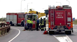 Desana - Due motociclisti feriti, intervento dei Vigili del Fuoco e soccorsi