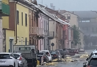 Maltempo nel Vercellese: tetti divelti, strade allagate e alberi caduti. Trino e San Germano i centri più colpiti