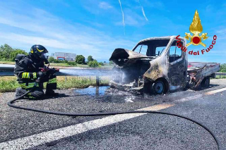 Vercelli - Furgone in fiamme sulla A26: intervengono i Vigili del fuoco