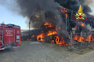 Vercelli - Incendio a Cascina Boarone: in fiamme rotoballe di fieno e mezzi agricoli, nessun ferito