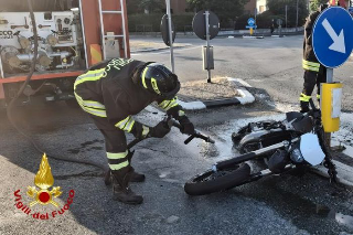 Santhià - Moto si schianta alla rotonda: conducente in ospedale