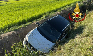 Santhià - Auto finisce in un canale: vigili del fuoco salvano il conducente
