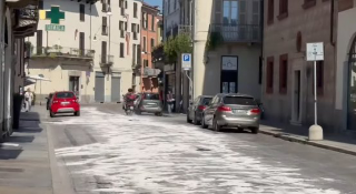 Vercelli - Perdita di olio da un mezzo Asm: pomeriggio horror in Corso Libertà
