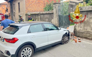 Gattinara - Auto contro un muretto: intervento dei vigili del fuoco