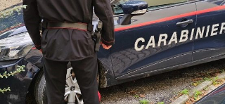 Vercelli - Spacca una vetrina a pugni in via Fratelli Bandiera: arrestato
