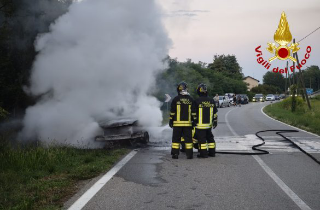 Ghislarengo - Auto in fiamme: provvidenziale l’intervento dei Vigili del Fuoco