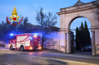 Vercelli - Paracadutista soccorsa dai Vigili del Fuoco al cimitero di Billiemme