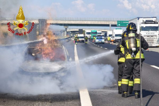 Greggio - Auto in fiamme sulla A4: intervento dei Vigili del Fuoco