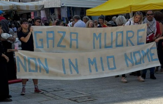 Borgosesia - Un centinaio di persone al presidio silenzioso per Gaza in piazza Mazzini