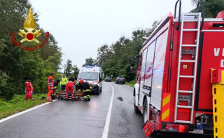 Saluggia - Auto capovolta, ferito soccorso dai vigili del fuoco