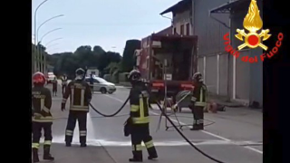 Vercelli - Perdita di gas da mezzo pesante: intervento dei Vigili del Fuoco