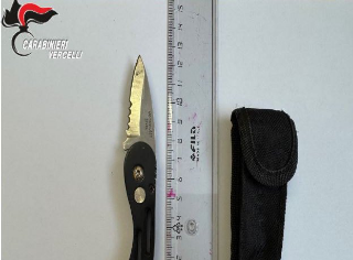 Manomette braccialetto elettronico e viola il divieto di avvicinamento: stalker in carcere