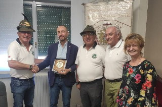 Incontro tra l’Associazione Alpini e la Direzione Generale ASL: donato il Crest con i volti dei fratelli Garrone