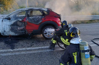 Borgo Vercelli - Incidente sulla tangenziale, auto ibrida in fiamme dopo lo scontro