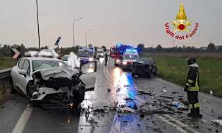 Vercelli - Incidente stradale in via Novara, Vigili del Fuoco e 118 intervengono durante il temporale