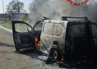 Villarboit - Furgone in fiamme sulla SP58