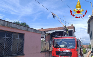 Moncrivello - Vigili del Fuoco intervengono per una lamiera pericolante