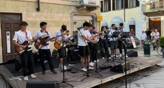 Vercelli - Musica e giovani talenti accendono piazzetta Pugliese Levi: successo per il primo concerto estivo