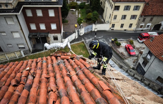 Moncrivello - Intervento dei vigili del fuoco per danni al tetto della Parrocchia di S. Eusebio