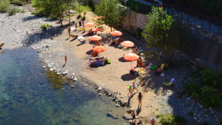 Torna “Varallo Beach”: da lunedì sdraio e ombrelloni gratis sotto il ponte Antonini