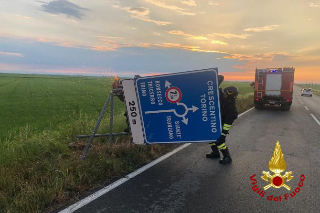 Ronsecco - Forte vento abbatte cartelli stradali: intervento dei Vigili del Fuoco