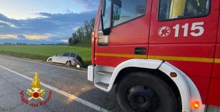 Trino - Auto finisce in un canale durante un temporale: giovane salvata dai Vigili del Fuoco