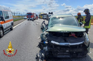 Alice Castello - Scontro tra autoarticolato e vettura sulla A4, intervento dei Vigili del Fuoco