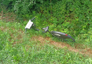 Trino - E-bike lanciata in un fosso: vandalismo dopo solo quattro giorni dal debutto del bike sharing