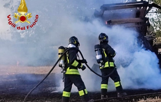 Livorno Ferraris - Incendio di un mezzo agricolo: tempestivo l’intervento dei Vigili del Fuoco