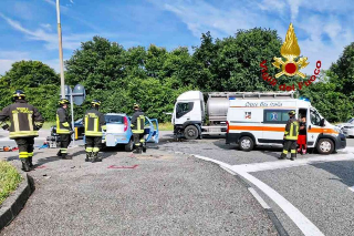 Scontro tra camion e auto all’uscita del casello di Carisio: intervengono i Vigili del Fuoco