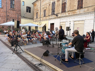 Vercelli - Successo per l’ultima esibizione estiva della Scuola Vallotti in piazzetta Pugliese Levi