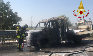 Borgo d’Ale - Furgone in fiamme sulla SP11: intervento tempestivo dei Vigili del Fuoco