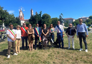 Vercelli - Inaugurata la nuova stazione di bike sharing in piazza Roma: 150 e-bike tra città e provincia