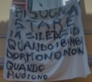 Vercelli - Rimosso lo striscione per Gaza: «Solo una questione di regolamento»