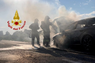 Crescentino - Auto in fiamme sulla SP 31 bis: nessun ferito