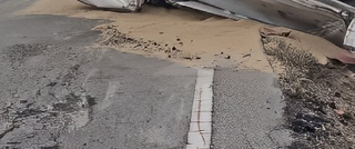 Tir si ribalta sulla SP 11, traffico paralizzato tra Vercelli e San Germano