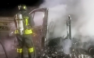 Carisio - Camper a fuoco sull’autostrada: intervento dei Vigili del Fuoco