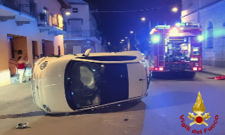 Livorno Ferraris - Un’auto si ribalta, ferito estratto dai Vigili del Fuoco