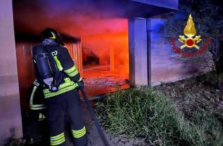 Vercelli - Scooter in fiamme nella notte: evacuato stabile in via Arles