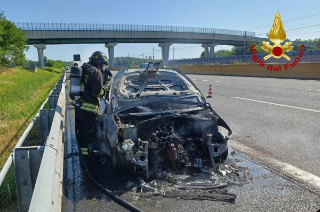 Santhià - Auto in fiamme sull’A4, intervengono i Vigili del Fuoco