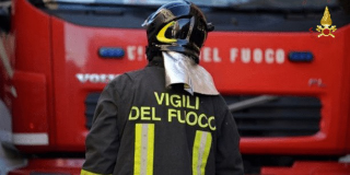 Gattinara - Incendio di una ruspa, intervento dei Vigili del Fuoco